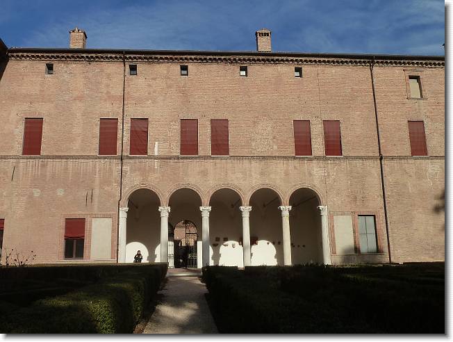 Clicca per scorrere le foto originali ingrandite