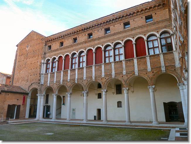 Clicca per scorrere le foto originali ingrandite