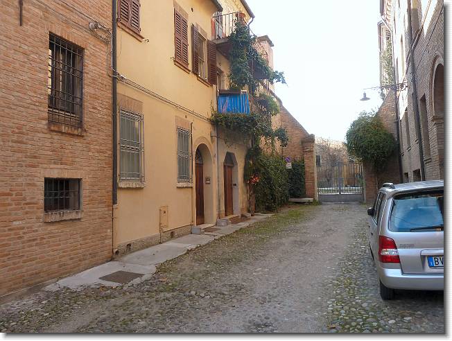 Clicca per scorrere le foto originali ingrandite