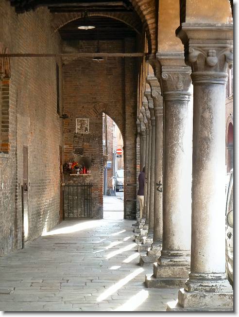 Clicca per scorrere le foto originali ingrandite