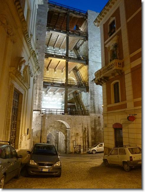 Clicca per scorrere le foto originali ingrandite