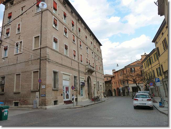 Clicca per scorrere le foto originali ingrandite