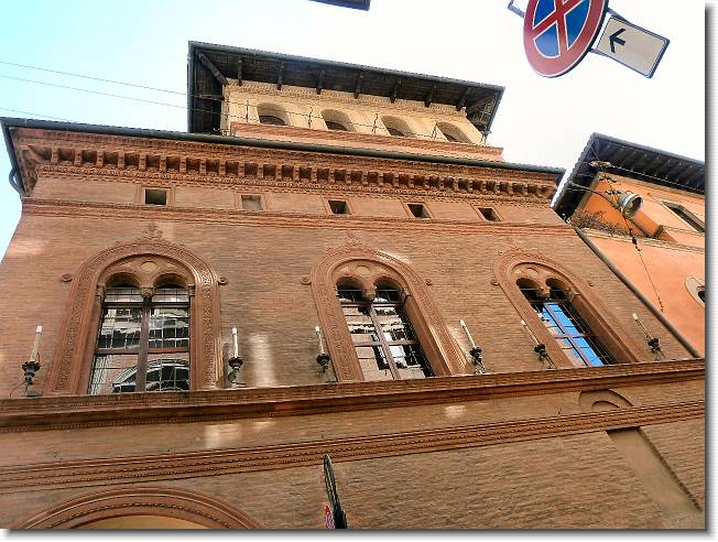 Clicca per scorrere le foto originali ingrandite