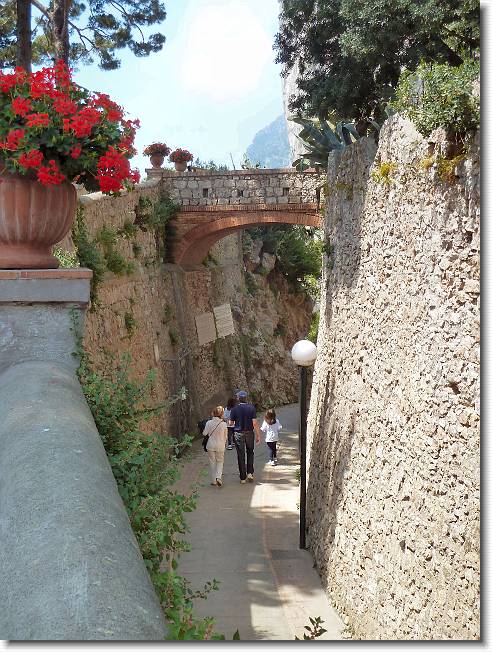 Clicca per scorrere le foto originali ingrandite