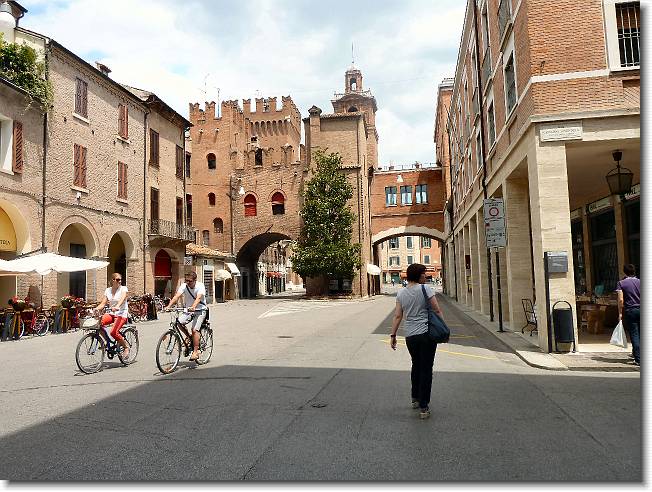 Clicca per scorrere le foto originali ingrandite