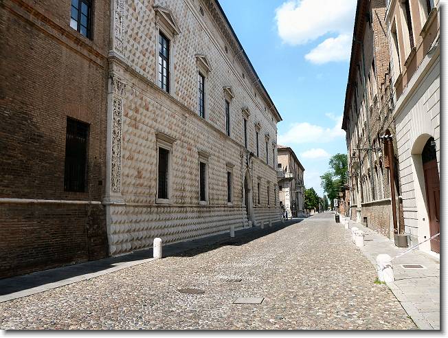 Clicca per scorrere le foto originali ingrandite