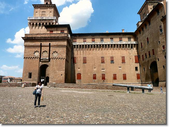 Clicca per scorrere le foto originali ingrandite