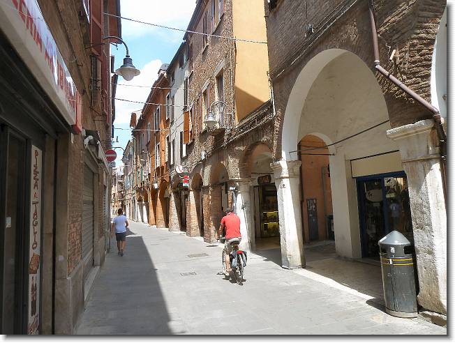Clicca per scorrere le foto originali ingrandite