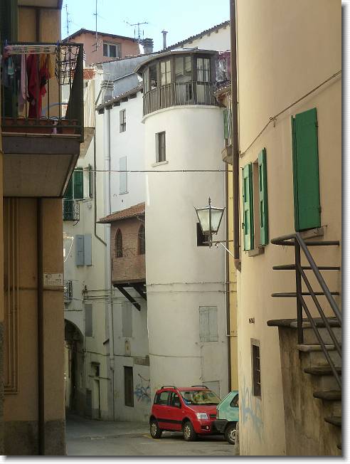 Clicca per scorrere le foto originali ingrandite