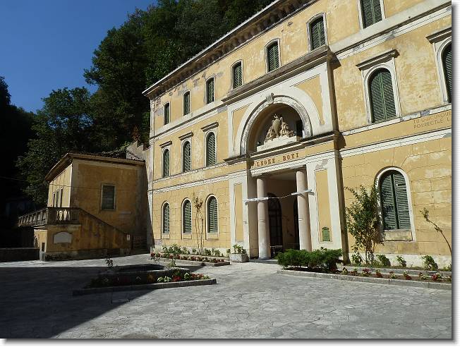 Clicca per scorrere le foto originali ingrandite