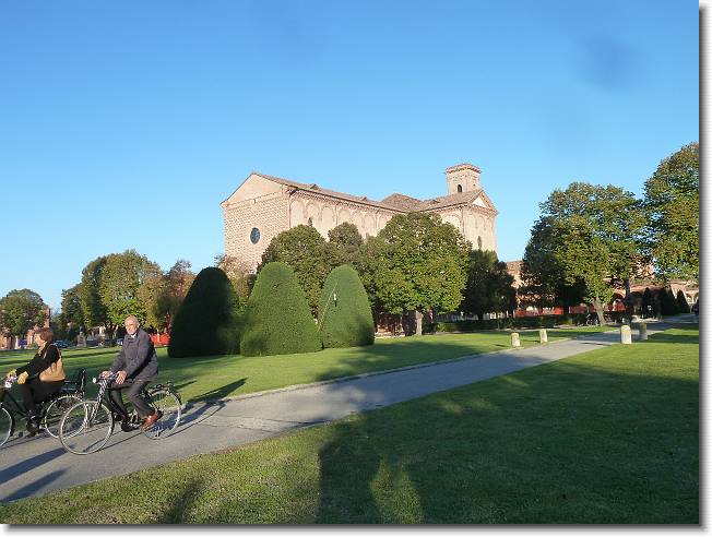 Clicca per scorrere le foto originali ingrandite