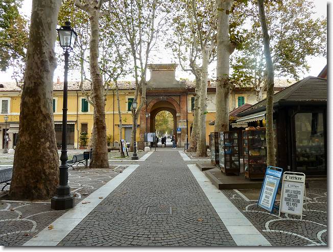 Clicca per scorrere le foto originali ingrandite