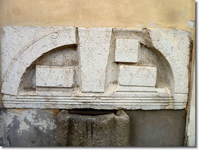 Clicca per scorrere le foto originali ingrandite