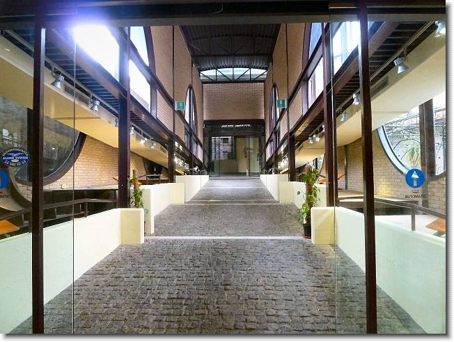 Clicca per scorrere le foto originali ingrandite
