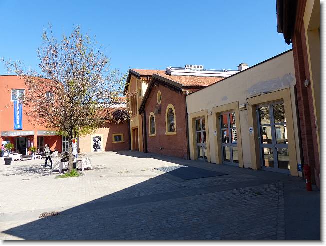 Clicca per scorrere le foto originali ingrandite