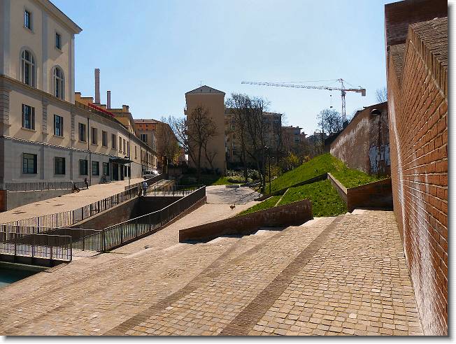 Clicca per scorrere le foto originali ingrandite