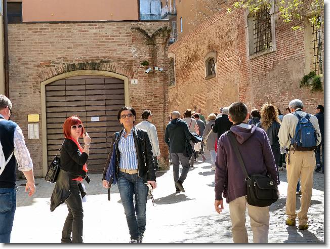 Clicca per scorrere le foto originali ingrandite