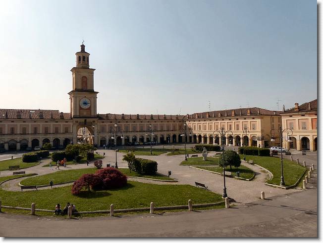 Clicca per scorrere le foto originali ingrandite