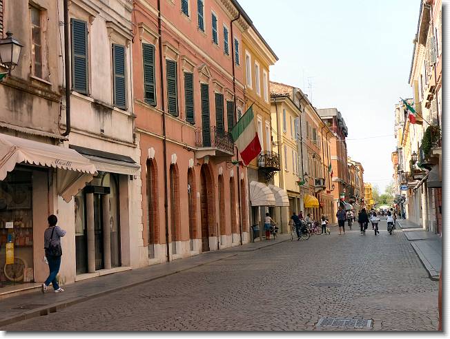 Clicca per scorrere le foto originali ingrandite