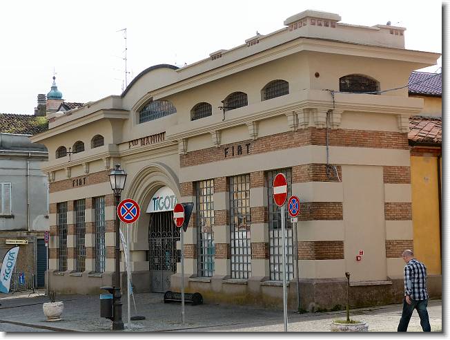 Clicca per scorrere le foto originali ingrandite