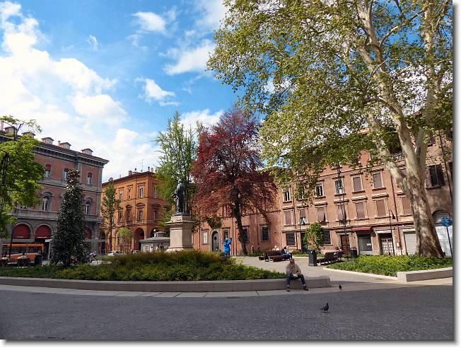 Clicca per scorrere le foto originali ingrandite