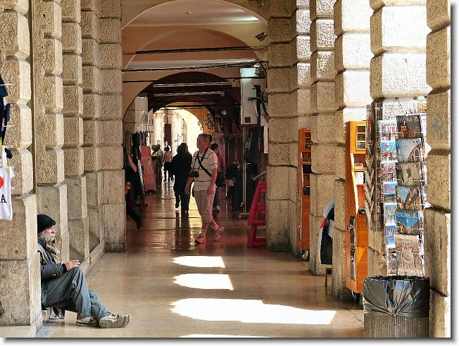 Clicca per scorrere le foto originali ingrandite