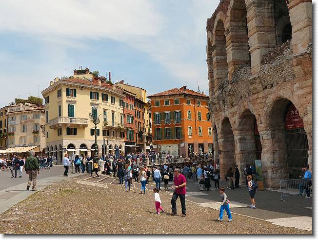 Clicca per scorrere le foto originali ingrandite
