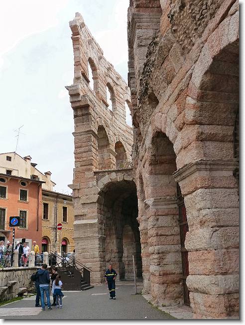 Clicca per scorrere le foto originali ingrandite