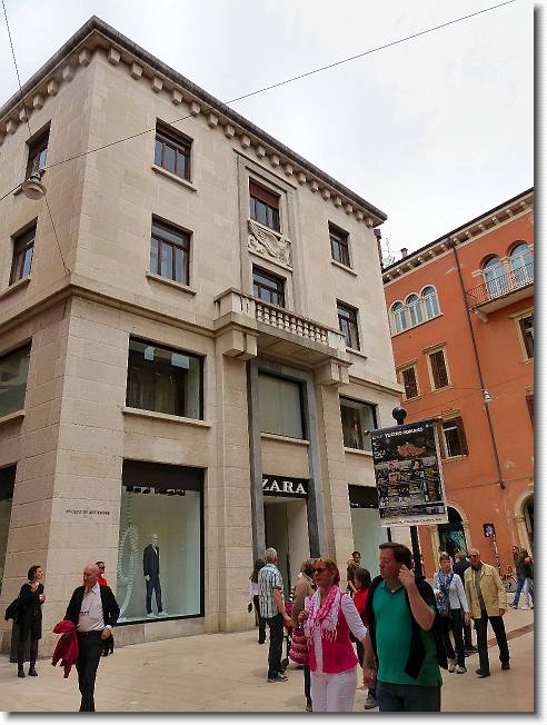 Clicca per scorrere le foto originali ingrandite