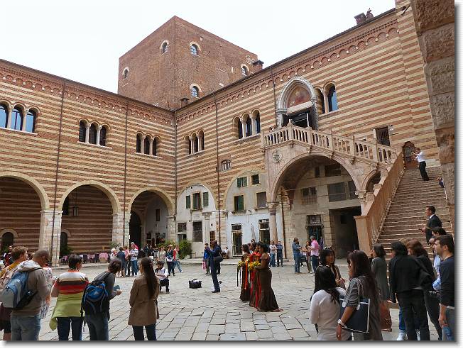 Clicca per scorrere le foto originali ingrandite