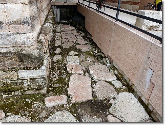 Clicca per scorrere le foto originali ingrandite