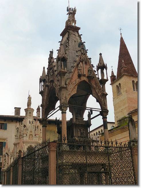 Clicca per scorrere le foto originali ingrandite
