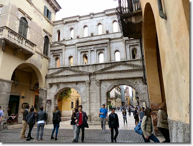 Clicca per scorrere le foto originali ingrandite
