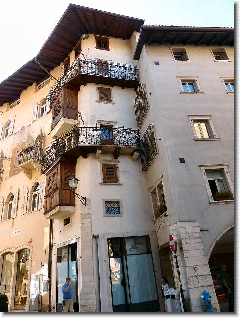 Clicca per scorrere le foto originali ingrandite
