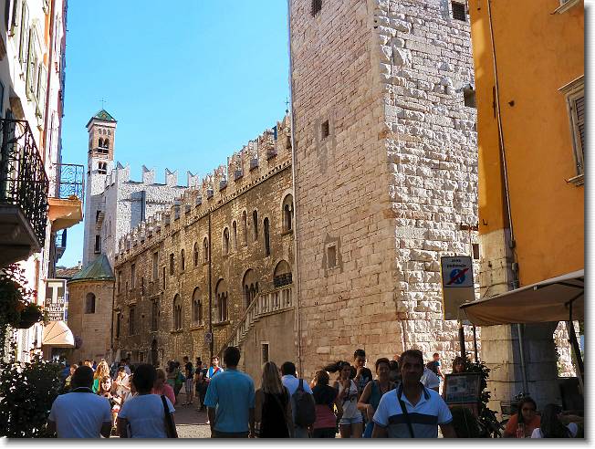 Clicca per scorrere le foto originali ingrandite