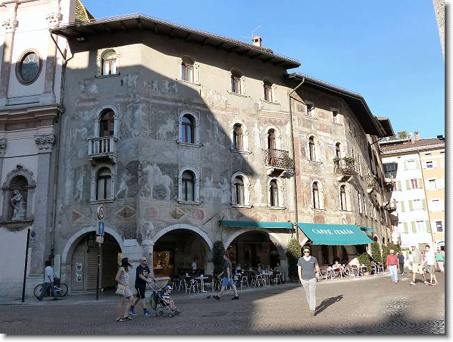 Clicca per scorrere le foto originali ingrandite