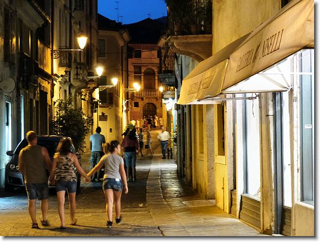 Clicca per scorrere le foto originali ingrandite