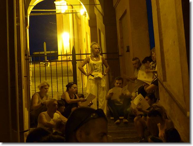Clicca per scorrere le foto originali ingrandite