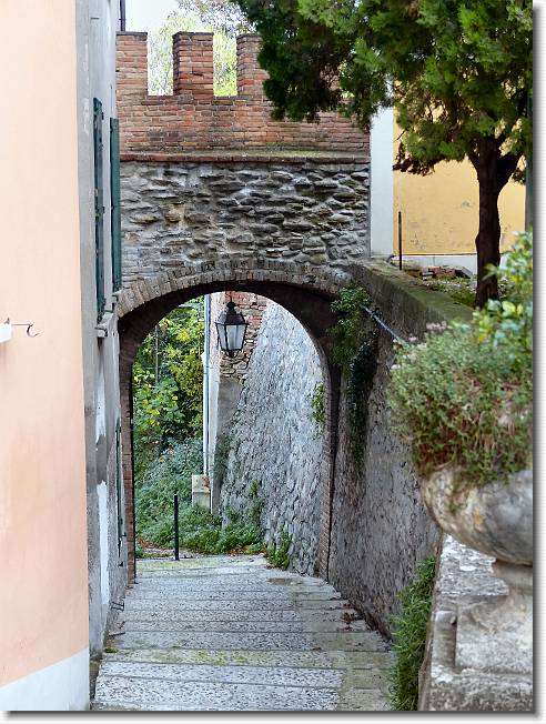 Clicca per scorrere le foto originali ingrandite