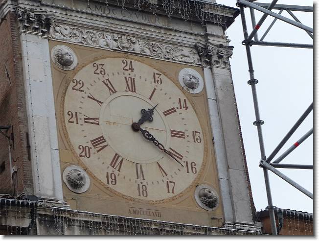 Clicca per scorrere le foto originali ingrandite