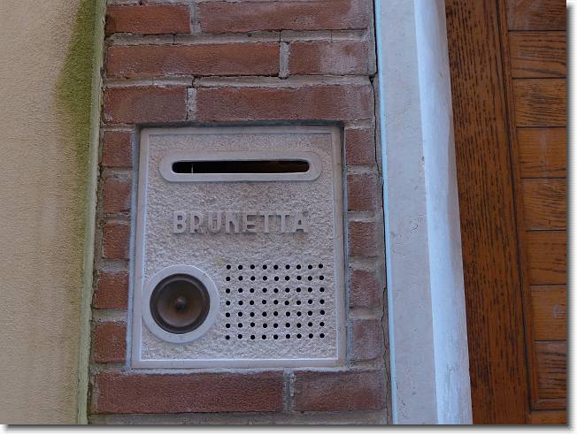 Clicca per scorrere le foto originali ingrandite