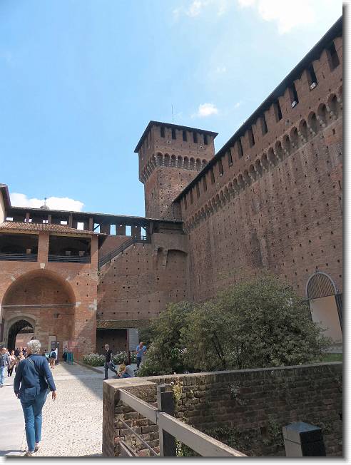 Clicca per scorrere le foto originali ingrandite