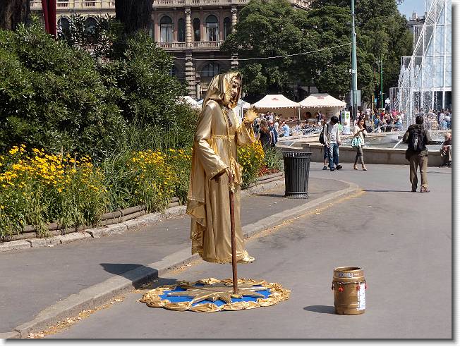 Clicca per scorrere le foto originali ingrandite