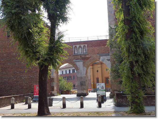 Clicca per scorrere le foto originali ingrandite