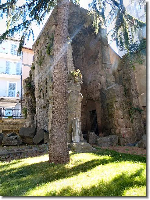 Clicca per scorrere le foto originali ingrandite