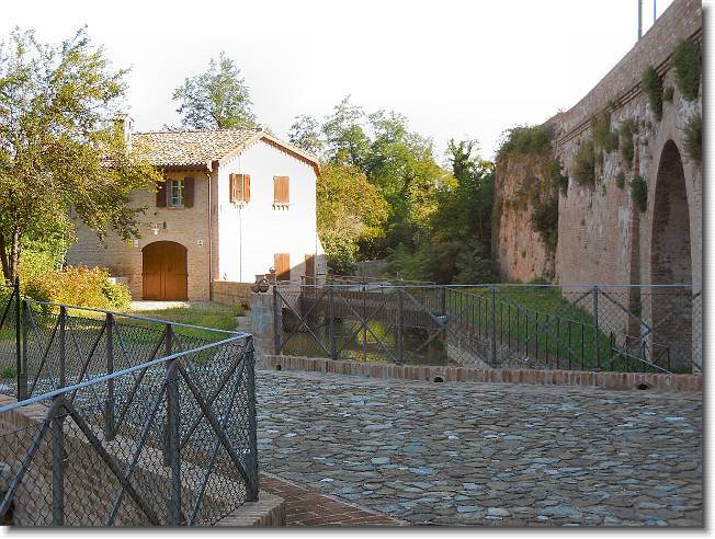 Clicca per scorrere le foto originali ingrandite