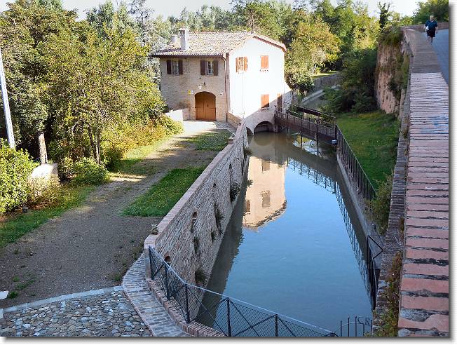 Clicca per scorrere le foto originali ingrandite