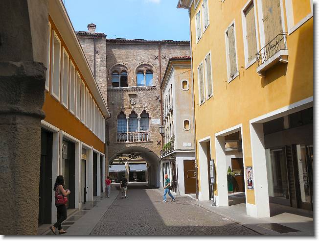 Clicca per scorrere le foto originali ingrandite
