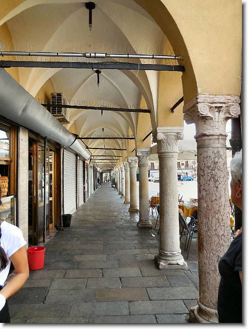 Clicca per scorrere le foto originali ingrandite