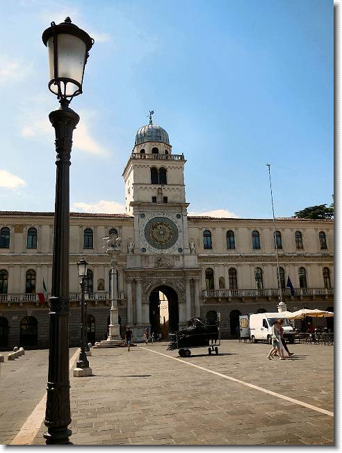 Clicca per scorrere le foto originali ingrandite